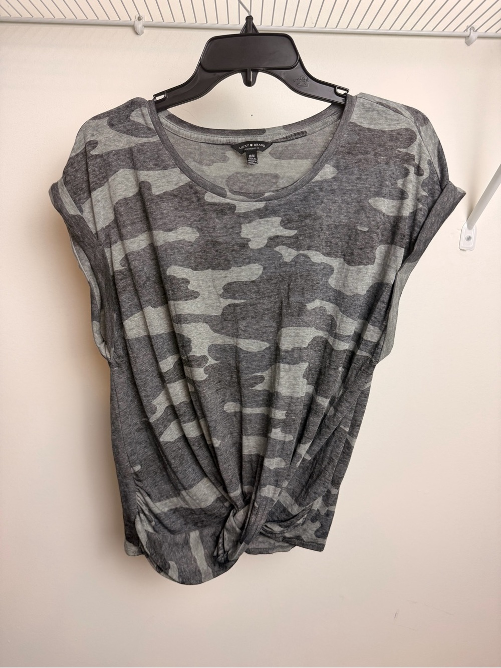 Lucky Brand Gray Camo Twist Front Keyhole Tee Women’s M